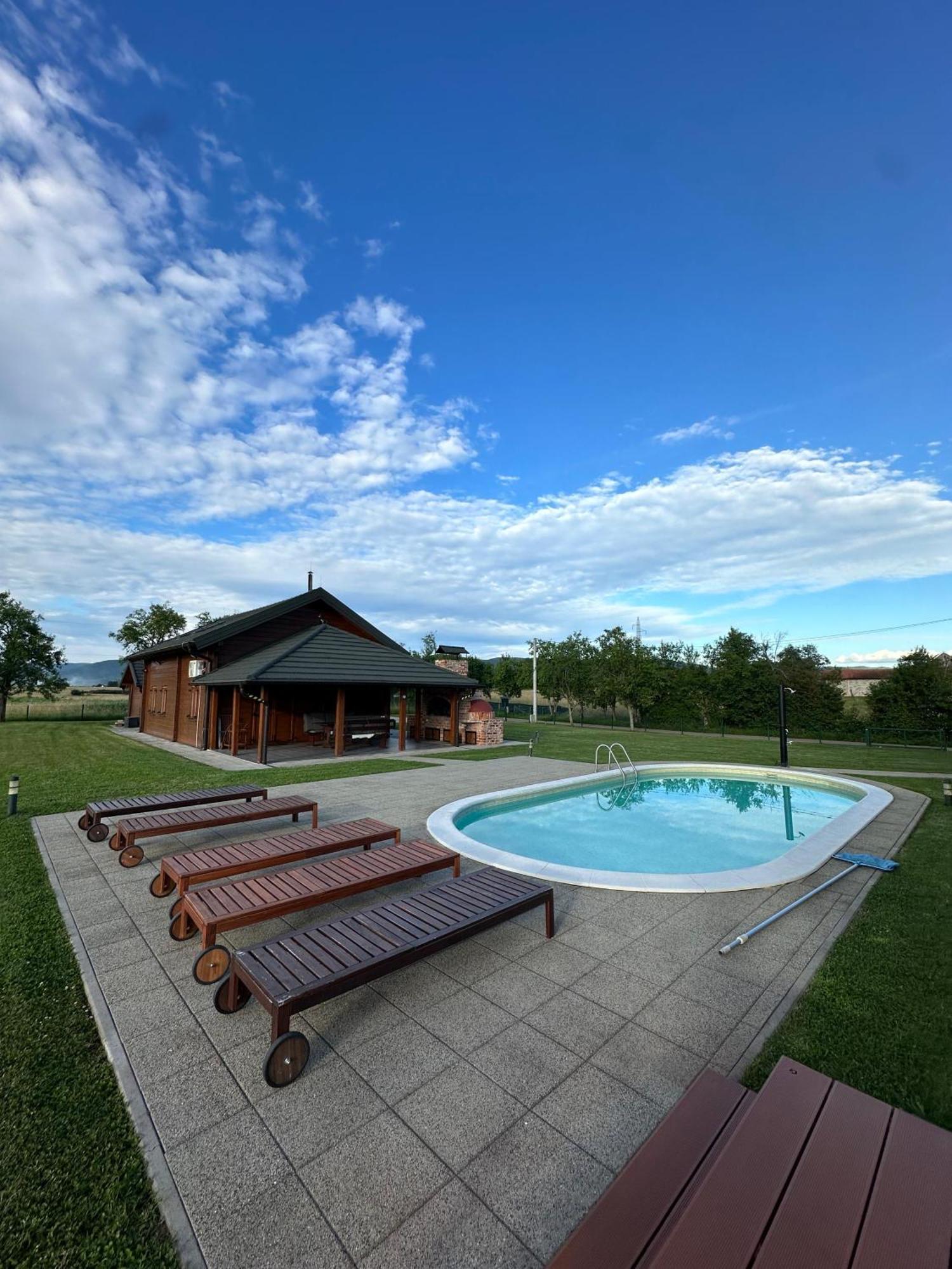 V'S Place - Wooden House With Heated Pool And Outdoor Sauna Оточац Экстерьер фото